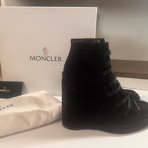 ✨ Moncler Suzanne Lace-Up Boots ✨
Brand new in box • Size 39 • Ships in 1 day